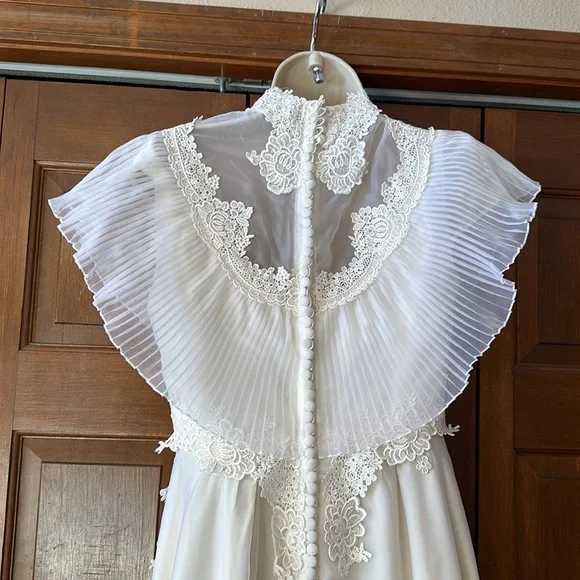 Vintage Wedding Dress - Picture 4 of 9